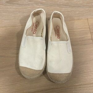 Good Condition Cienta white canvas slip on shoes - size 28